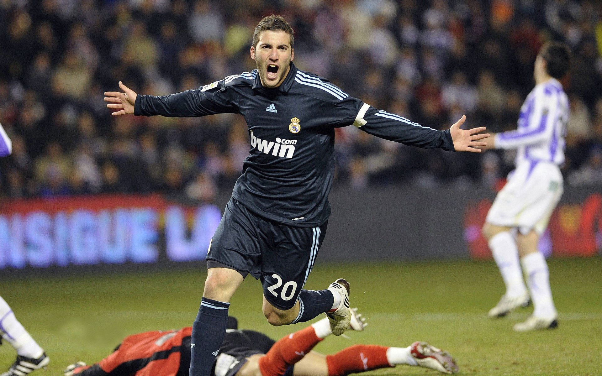 “马科斯·梅特罗的全能防守与强大进攻,为阿根廷美洲狮队打下胜利基础”